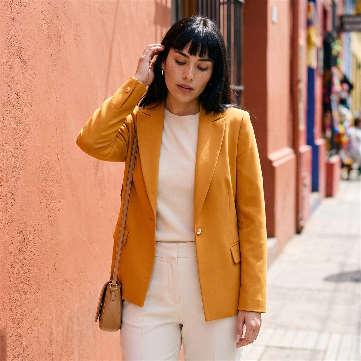 Blazer un Botón con Bolsillo Solapa Mostaza lifestyle