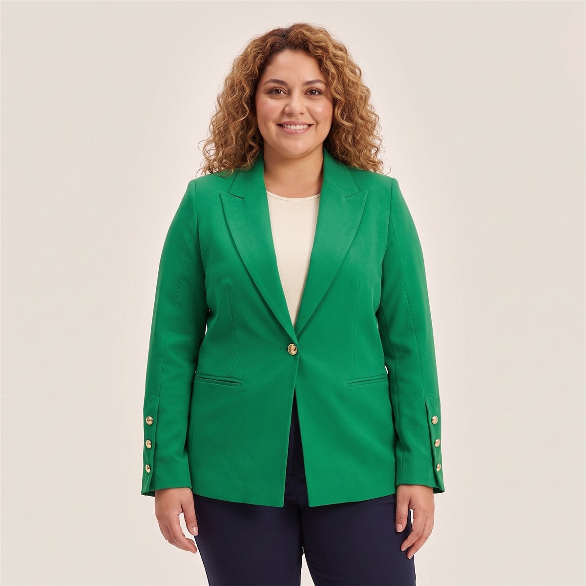 Blazer con Botones en Manga Verde en modelo plus size