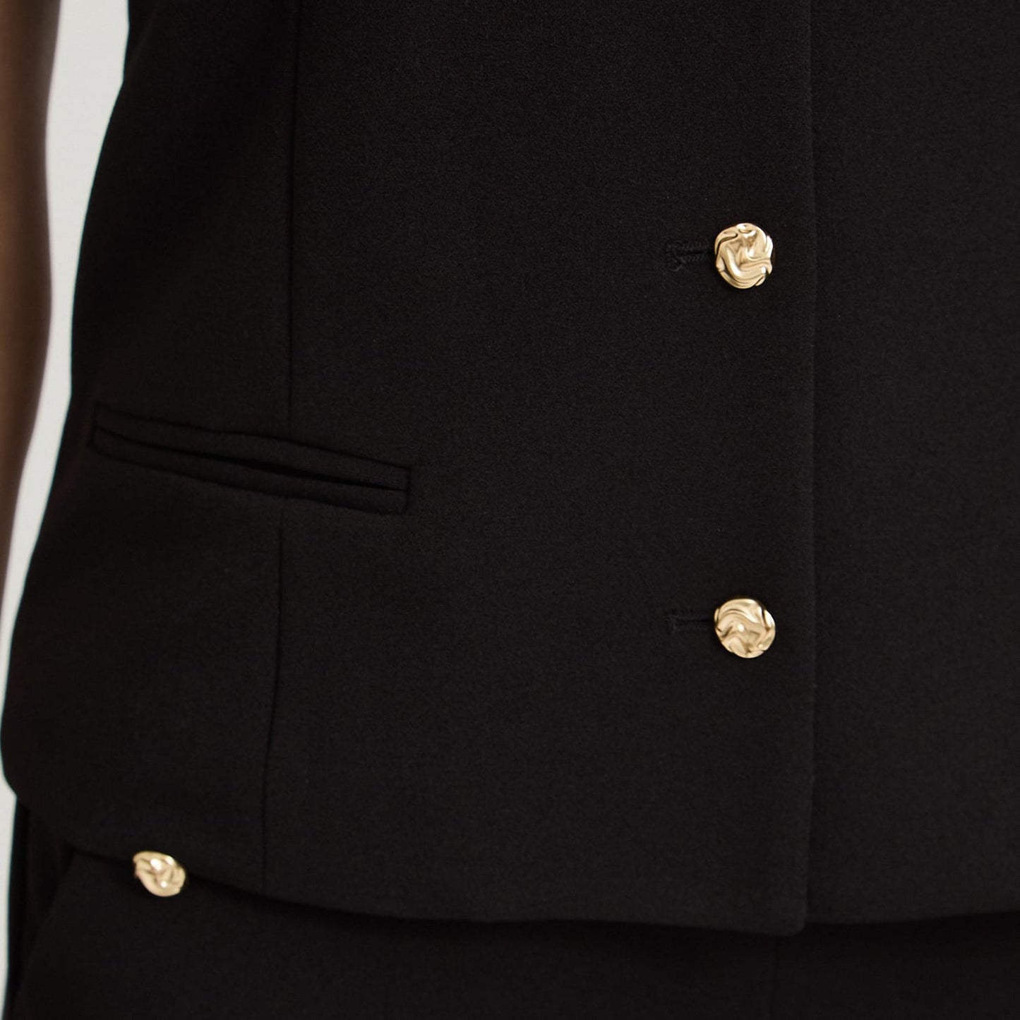 Blazer Gillete Ajustado con Botones Dorados Negro