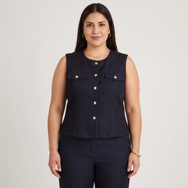 Casaca sin Mangas Look Denim Azul en modelo plus size