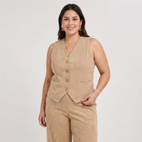 Gillette de Suede Camel en modelo plus size