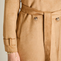 Trench Camel Manga Larga Elasticidad Nula Sin Forro Calce Normal Tela Plano