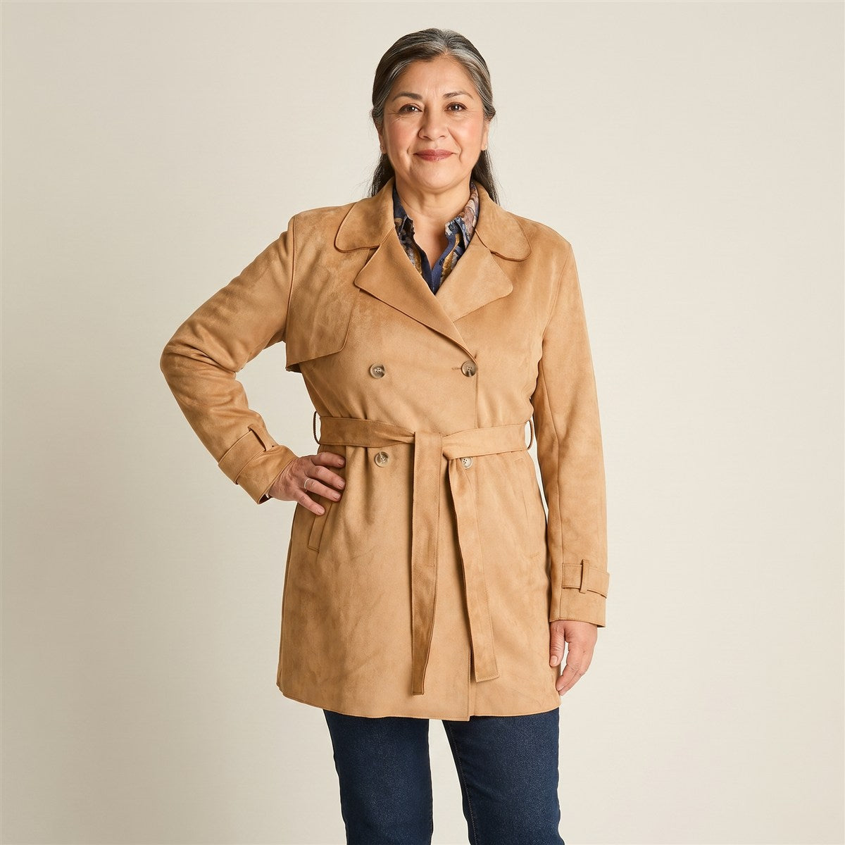 Trench Camel de Suede con Lazo en la Cintura en modelo adulta