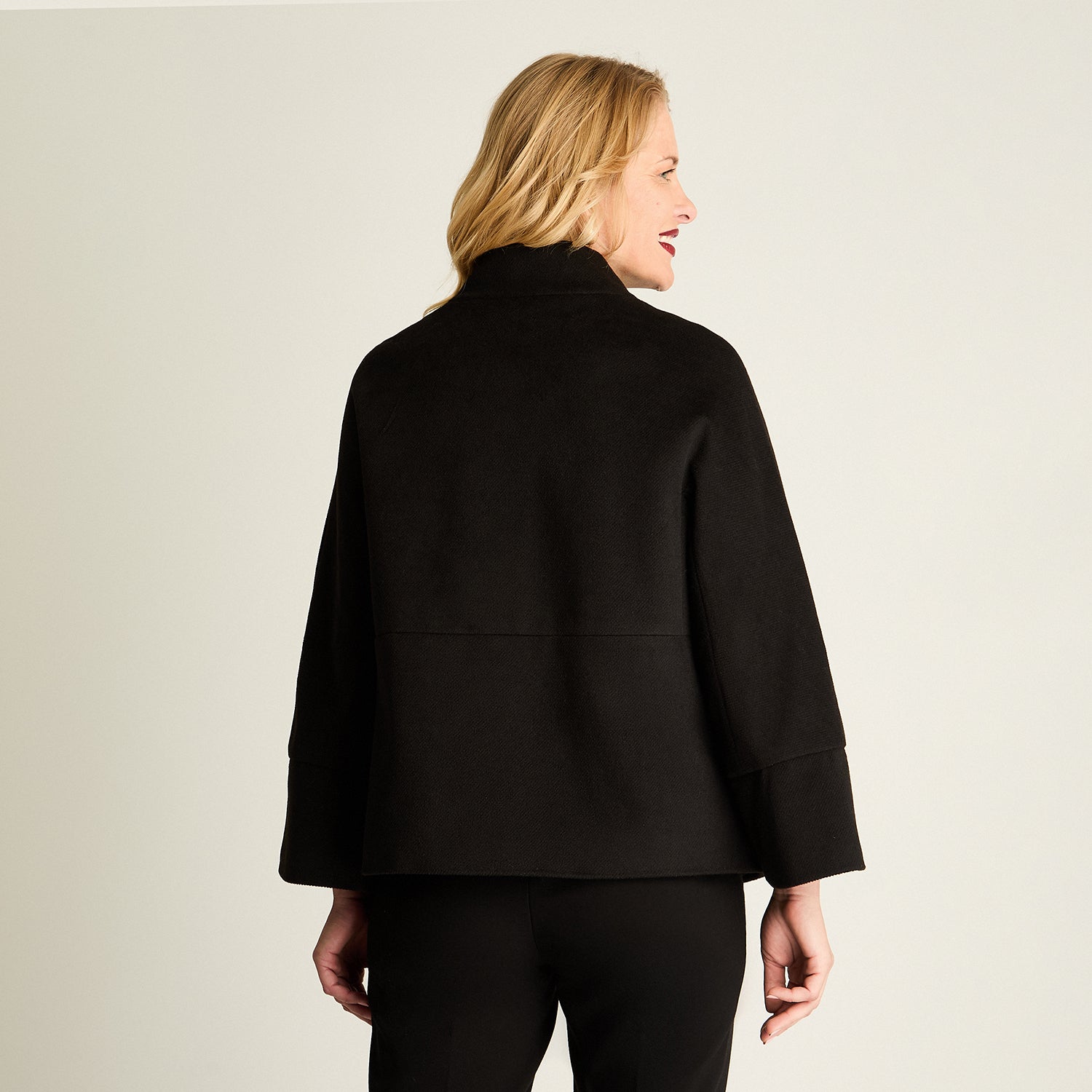 Abrigo Corto Tipo Capa Negro