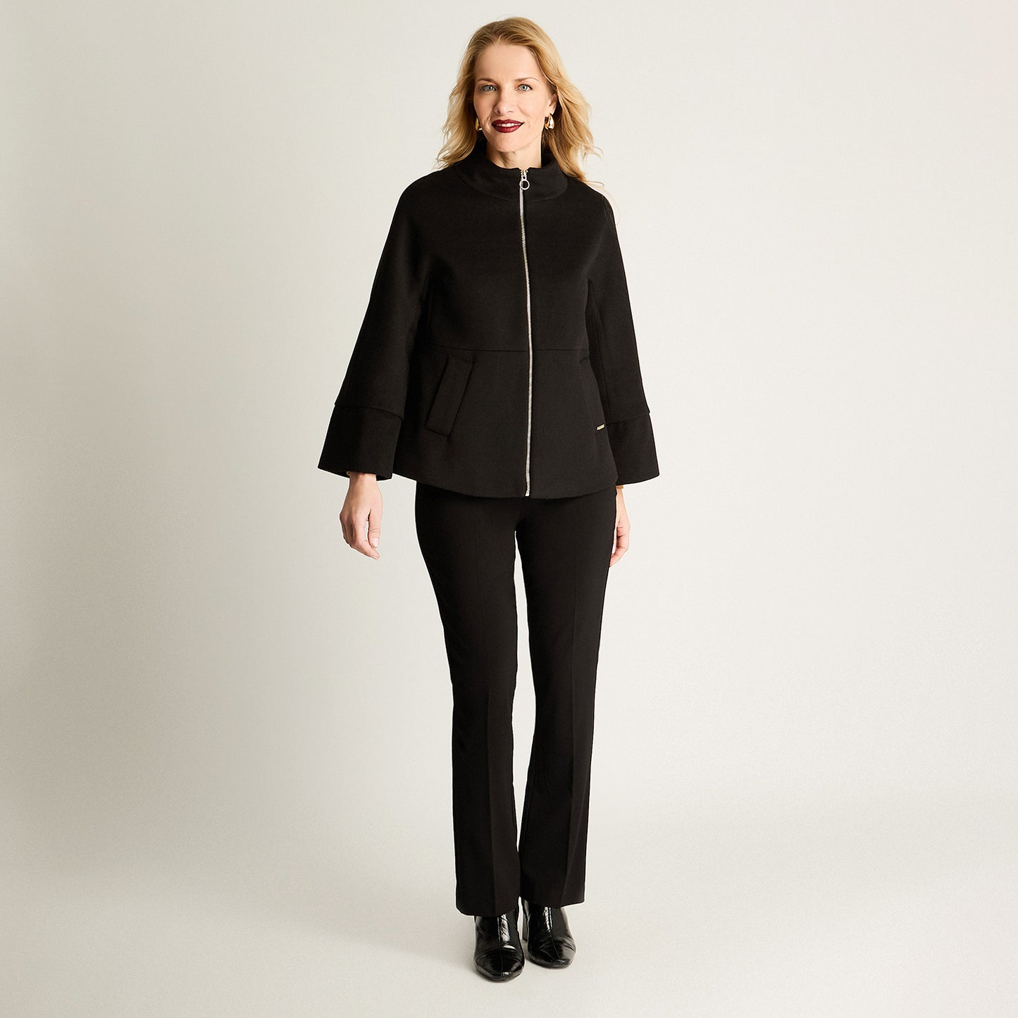 Abrigo Corto Tipo Capa Negro