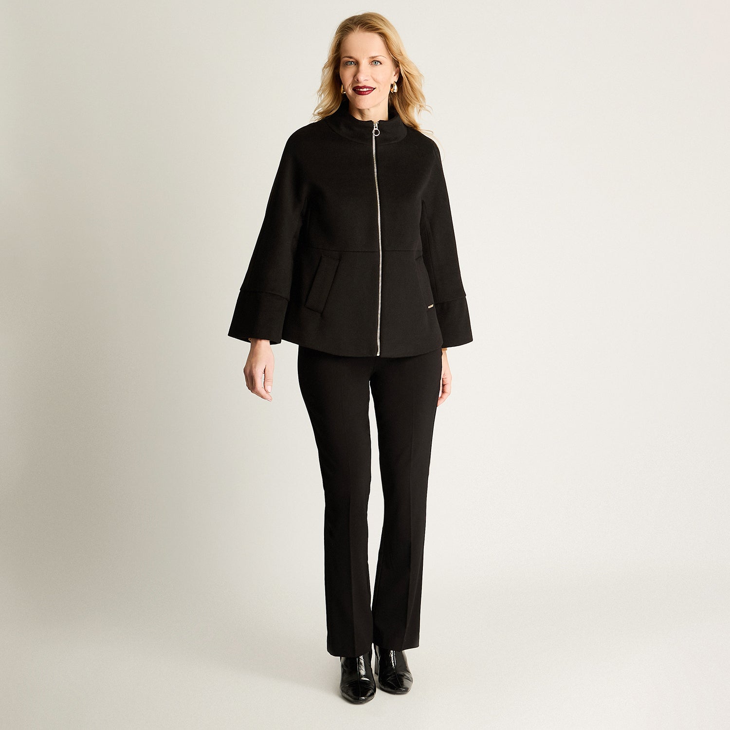 Abrigo Corto Tipo Capa Negro