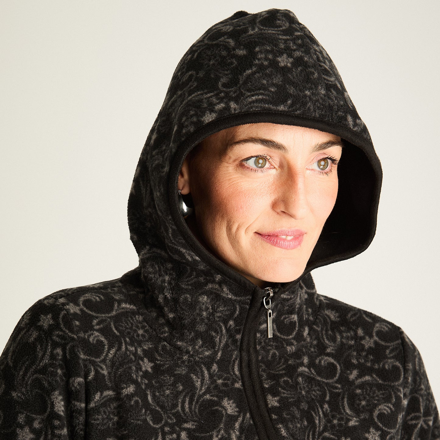 Polerón Polar Estampado, Con Detalles En Suede Negro
