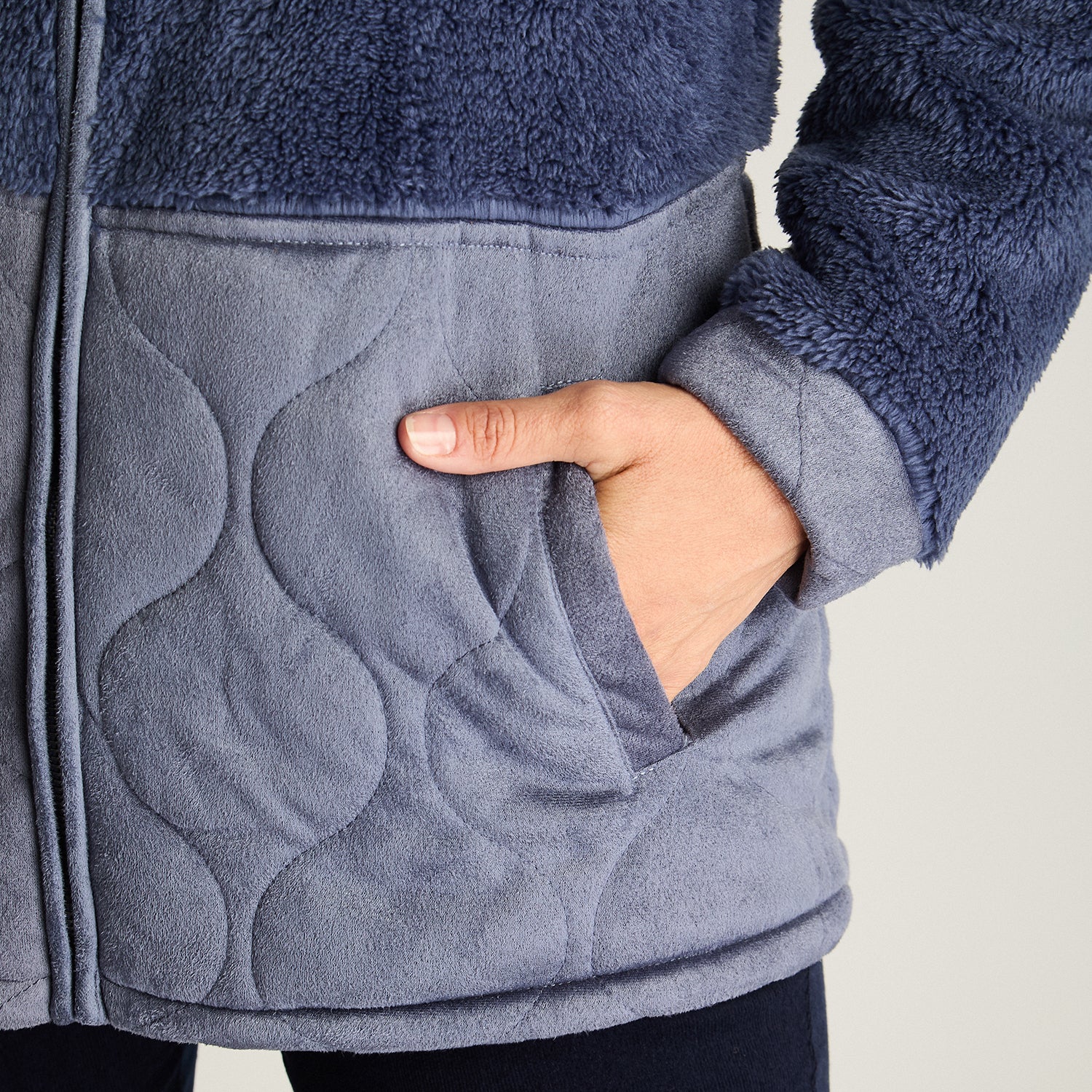 Polerón Coral Fleece Con Detalles En Quilted Indigo