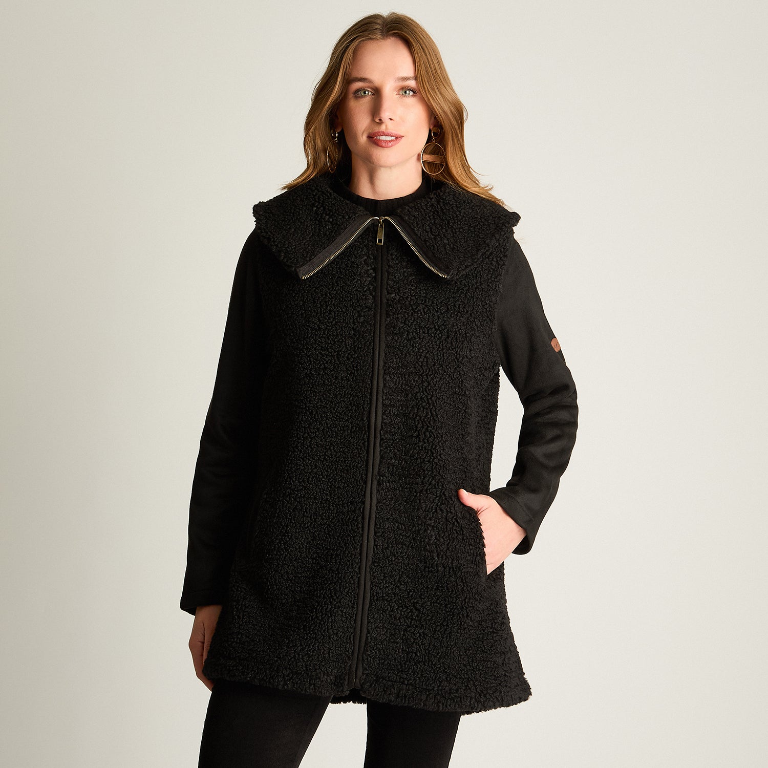 Polerón Sherpa, Con Mangas En Suede, Y Cuello Alto Negro