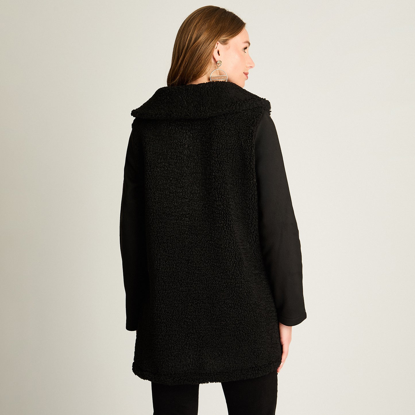 Polerón Sherpa, Con Mangas En Suede, Y Cuello Alto Negro