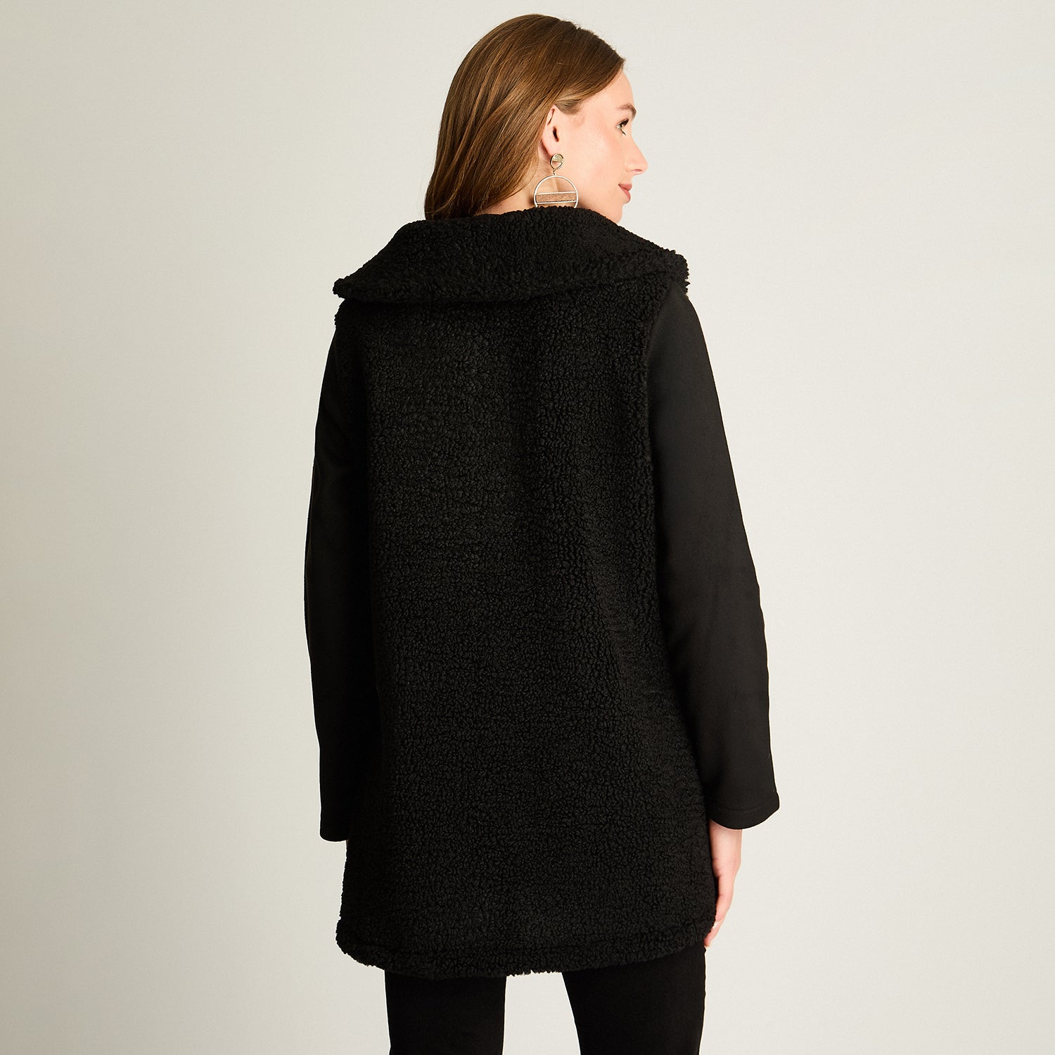 Polerón Sherpa, Con Mangas En Suede, Y Cuello Alto Negro