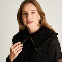 Polerón Sherpa, Con Mangas En Suede, Y Cuello Alto Negro