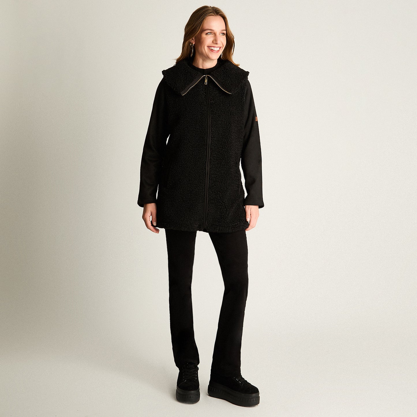 Polerón Sherpa, Con Mangas En Suede, Y Cuello Alto Negro