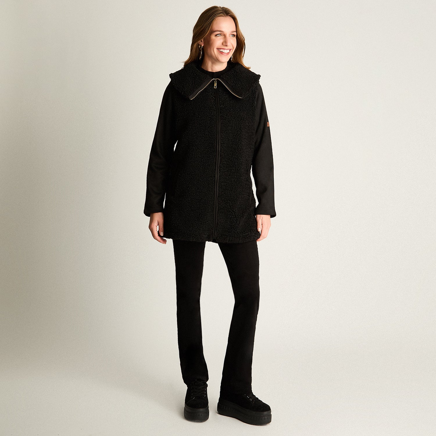 Polerón Sherpa, Con Mangas En Suede, Y Cuello Alto Negro