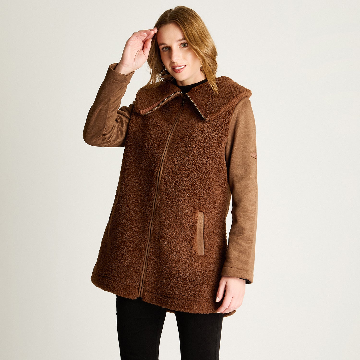 Polerón Sherpa, Con Mangas En Suede, Y Cuello Alto Café