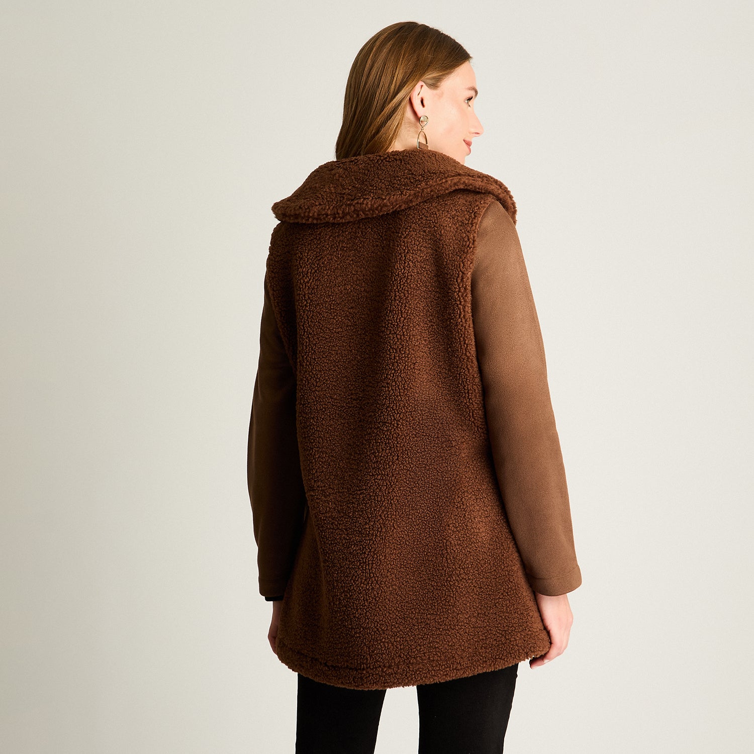 Polerón Sherpa, Con Mangas En Suede, Y Cuello Alto Café