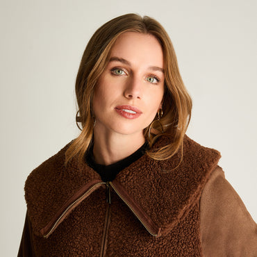 Polerón Sherpa, Con Mangas En Suede, Y Cuello Alto Café