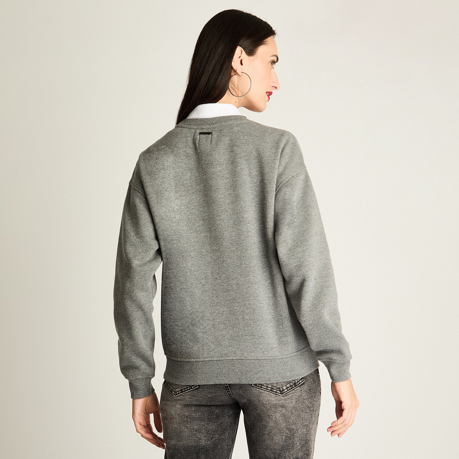 Polerón Con Aplicación De Cuello Print Gris