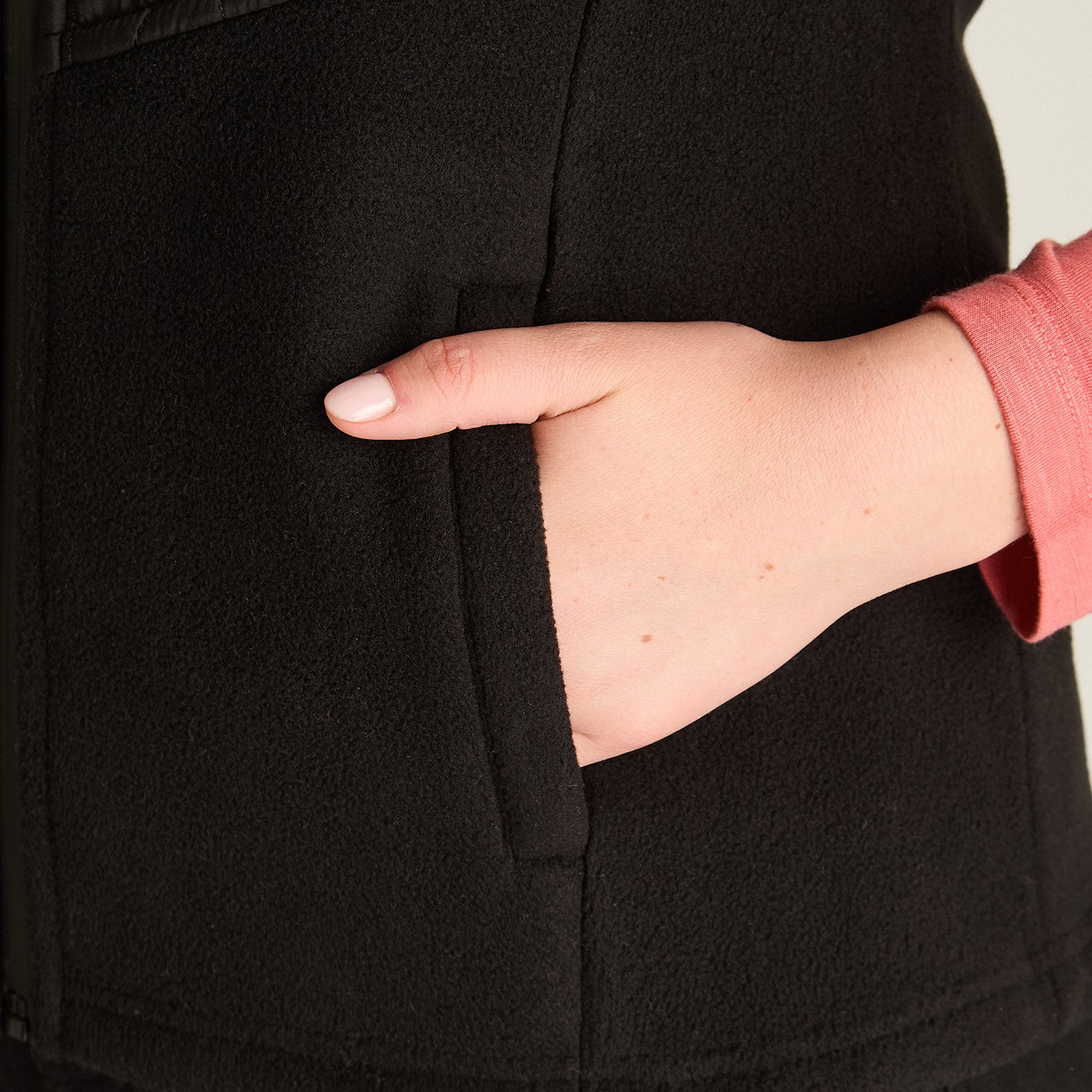 Poleron Polar Negro Sin Mangas Elasticidad Baja Sin Forro Calce Normal Tela Punto