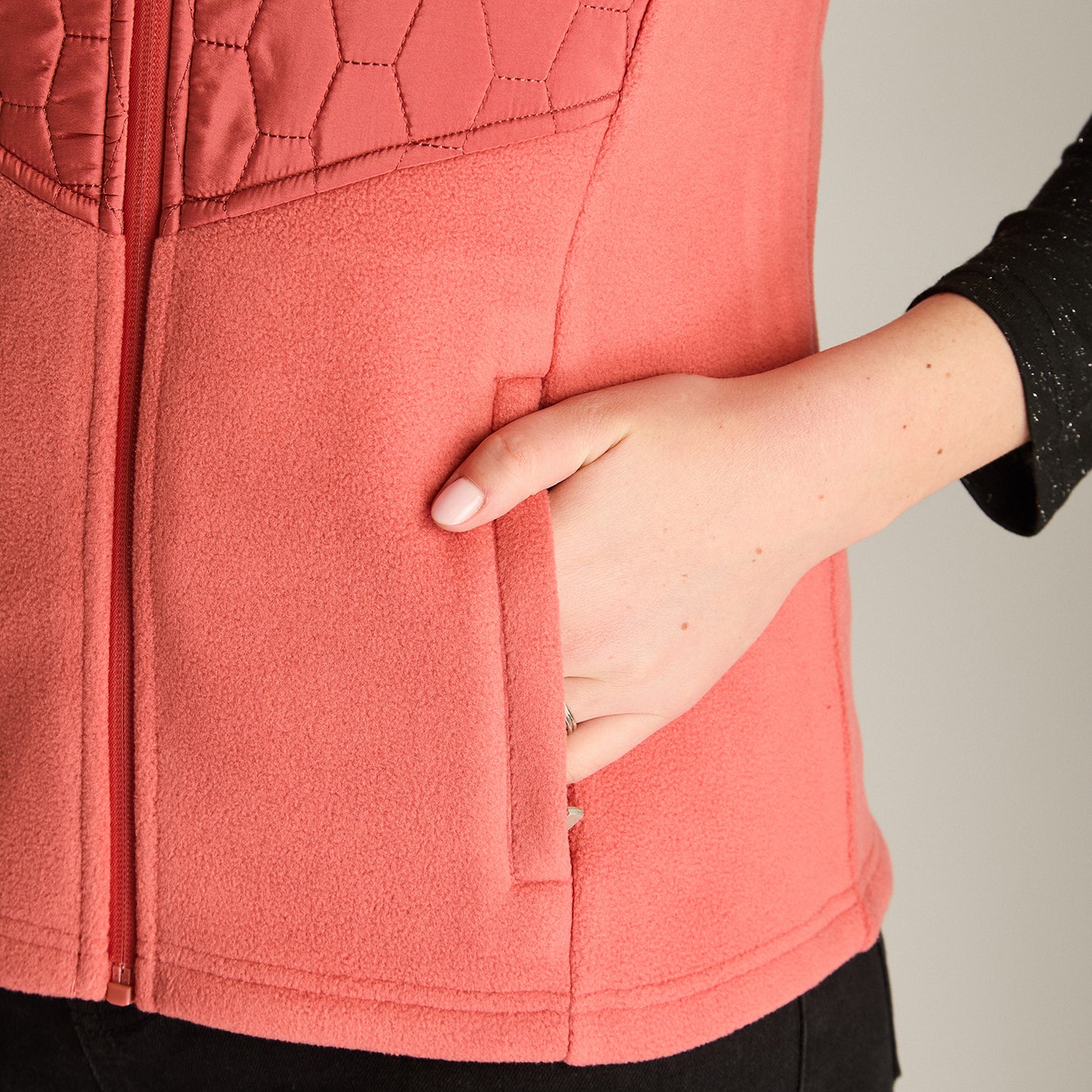 Poleron Polar Rosado Sin Mangas Elasticidad Baja Sin Forro Calce Normal Tela Punto