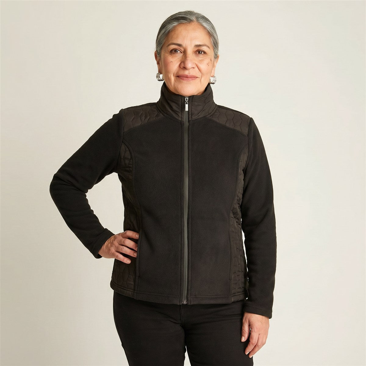 Polerón Polar Negro Full Zipper con Diseño Quilted en modelo adulta