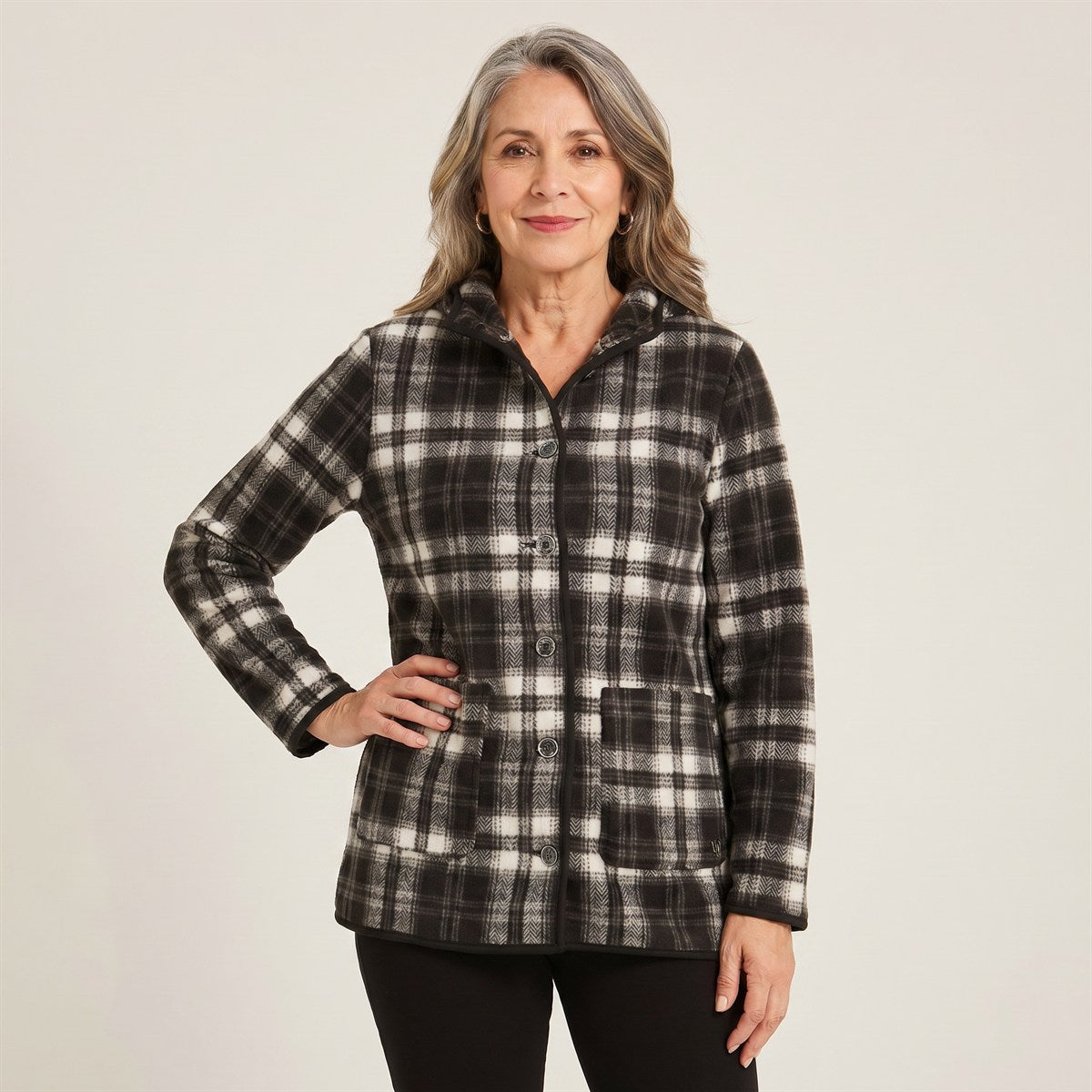 Polerón Polar Negro con Estampado a Cuadros en modelo adulta
