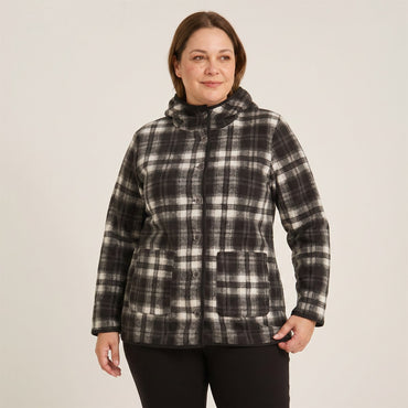 Polerón Polar Negro con Estampado a Cuadros en modelo plus size