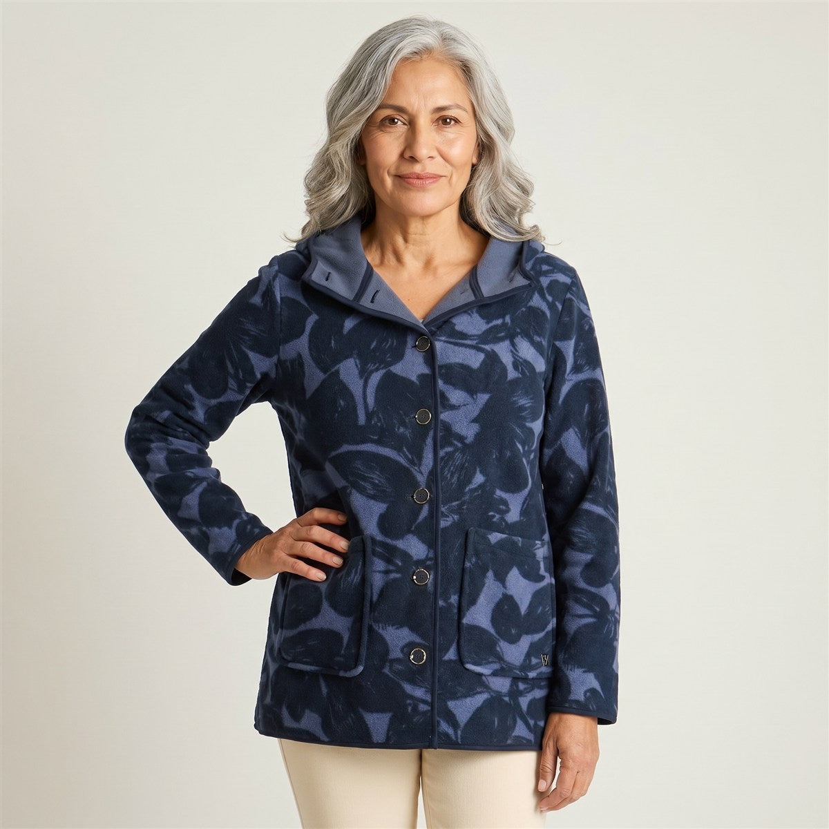 Poleron Polar Azul con Estampado Floral, Botones y Gorro en modelo adulta