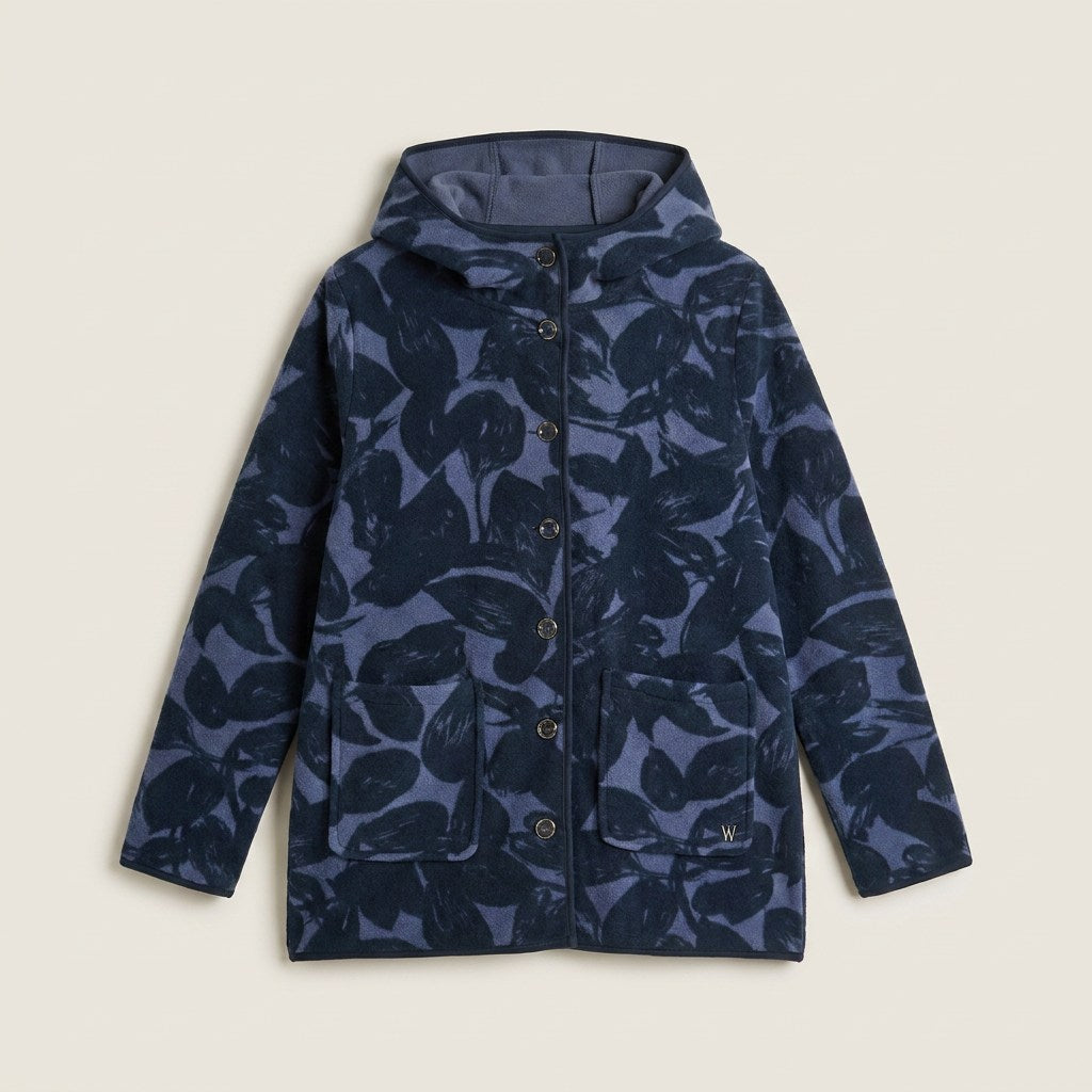 Polerón Polar Azul con Estampado Floral, Botones y Gorro en plano