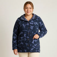 Poleron Polar Azul con Estampado Floral, Botones y Gorro en modelo plus size