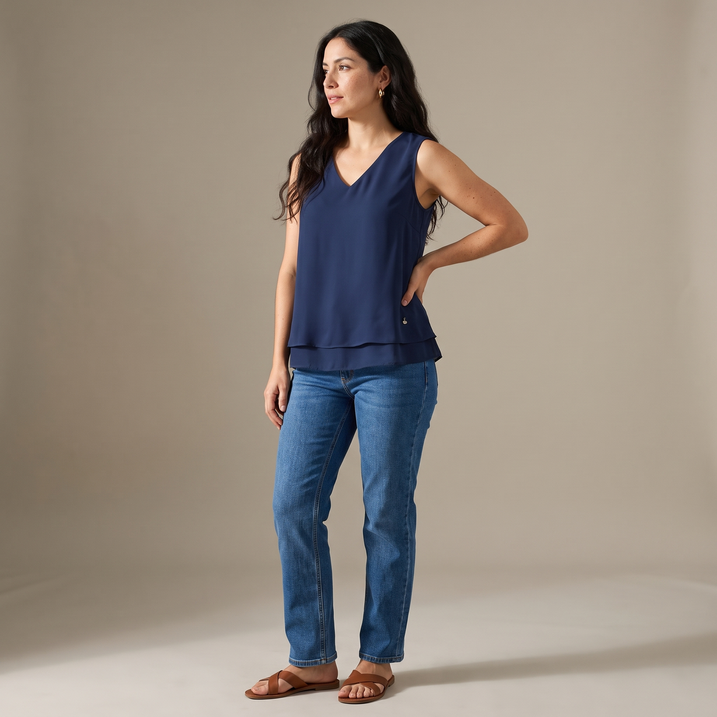Blusa Azul Escote V con Doble Capa lifestyle