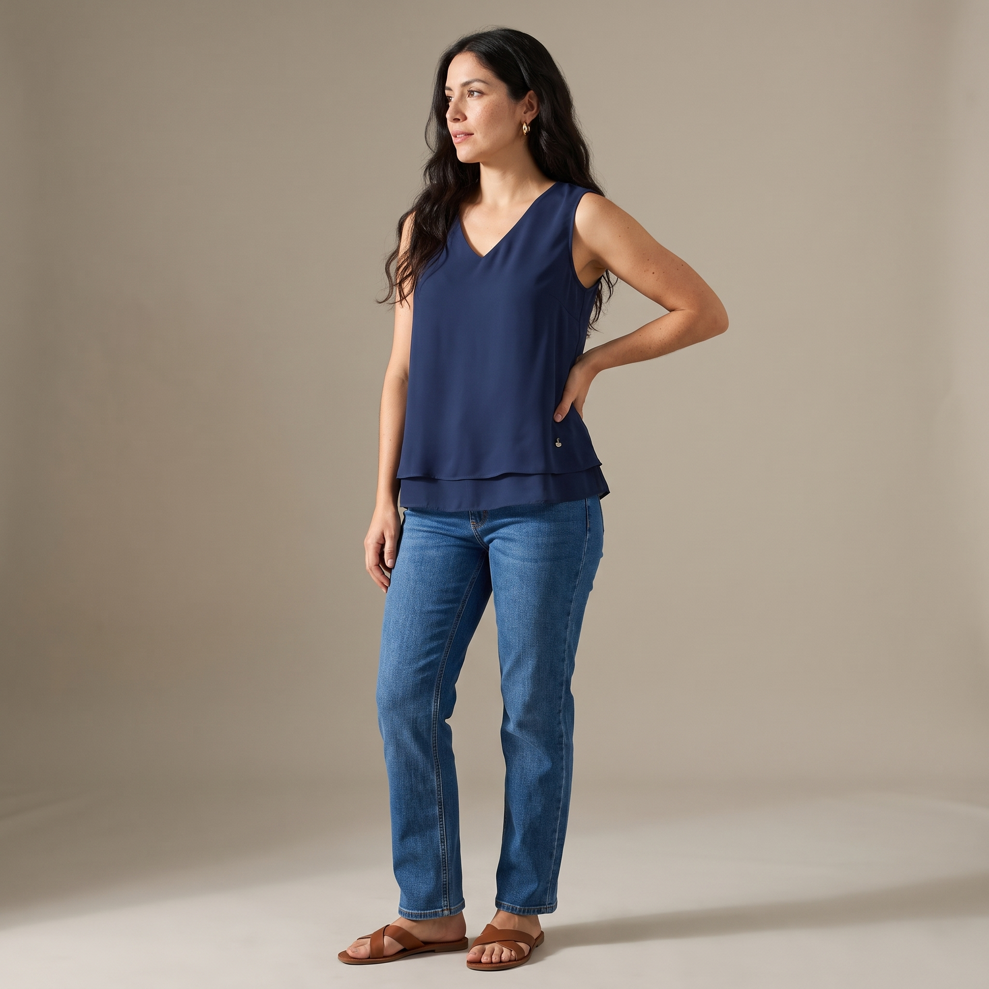 Blusa Azul Escote V con Doble Capa lifestyle
