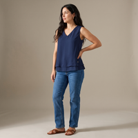 Blusa Azul Escote V con Doble Capa lifestyle