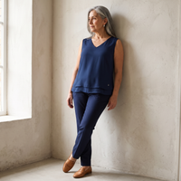 Blusa Azul Escote V con Doble Capa lifestyle