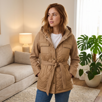 Abrigo Camel con Capucha, Quilt y Amarra en Cintura lifestyle