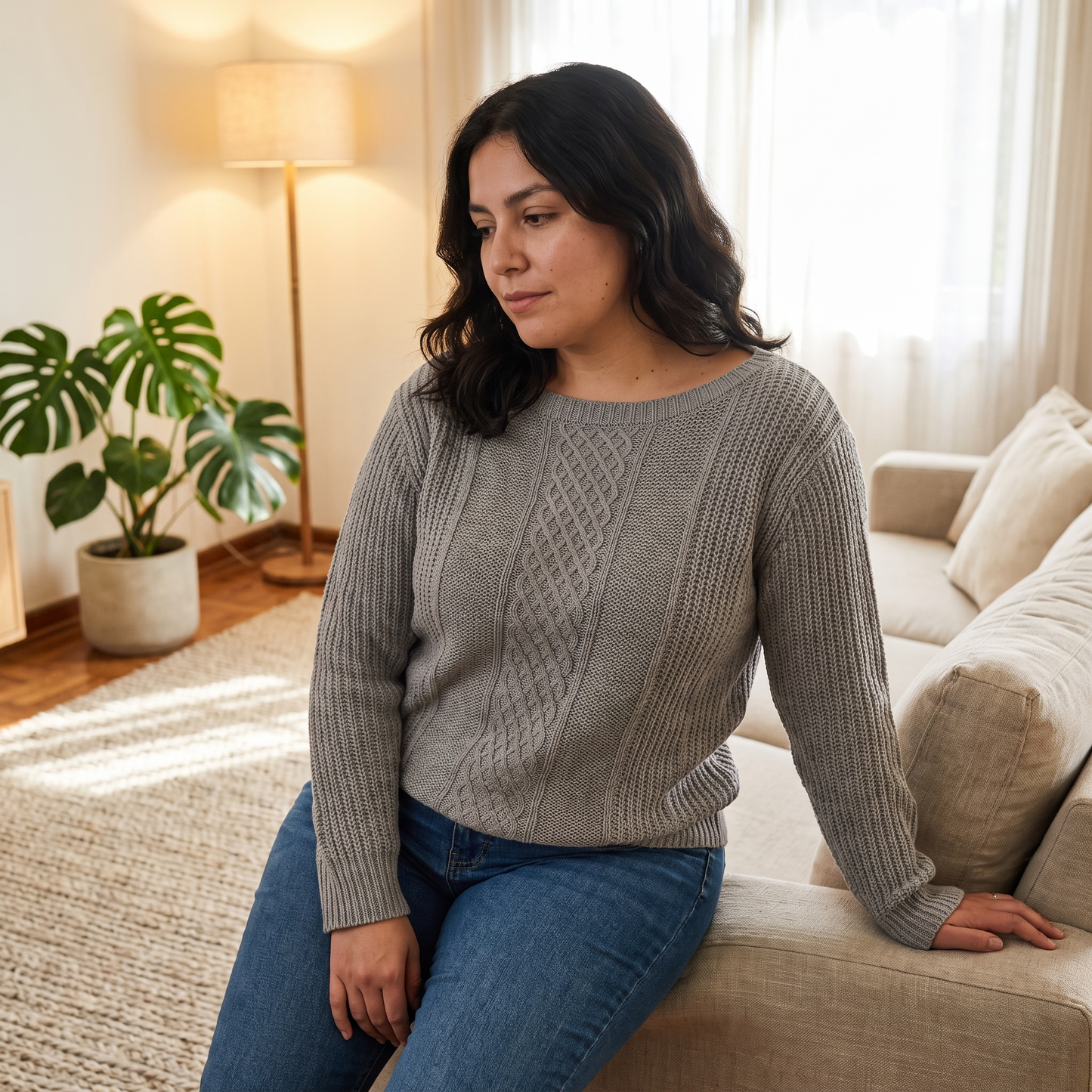 Sweater Gris Cuello Bote Con Trenzado lifestyle