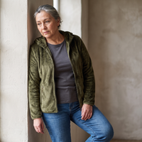 Polerón Verde Coral Fleece con Cuello Alto y Cierre Full Zipper lifestyle