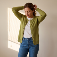 Cardigan Pistacho Cuello Redondo con Botones Frontales y en Manga lifestyle