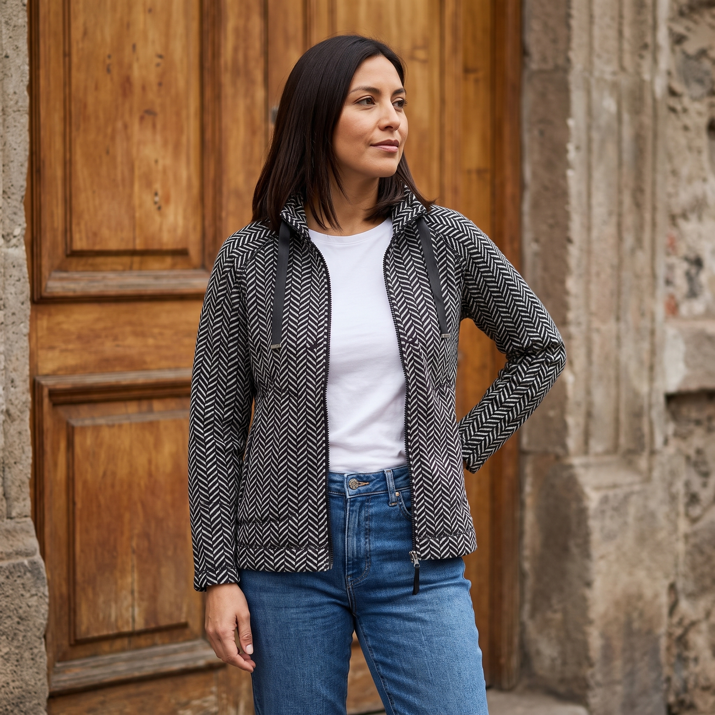 Polerón Negro con Estampado Espiga y Forro Fleece lifestyle