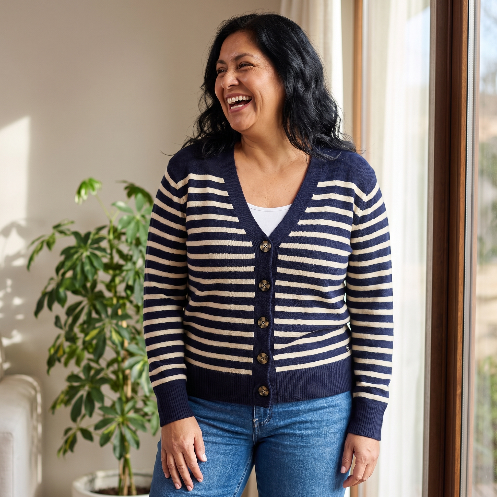 Cardigan Azul Marino A Rayas Con Botones Dorados lifestyle