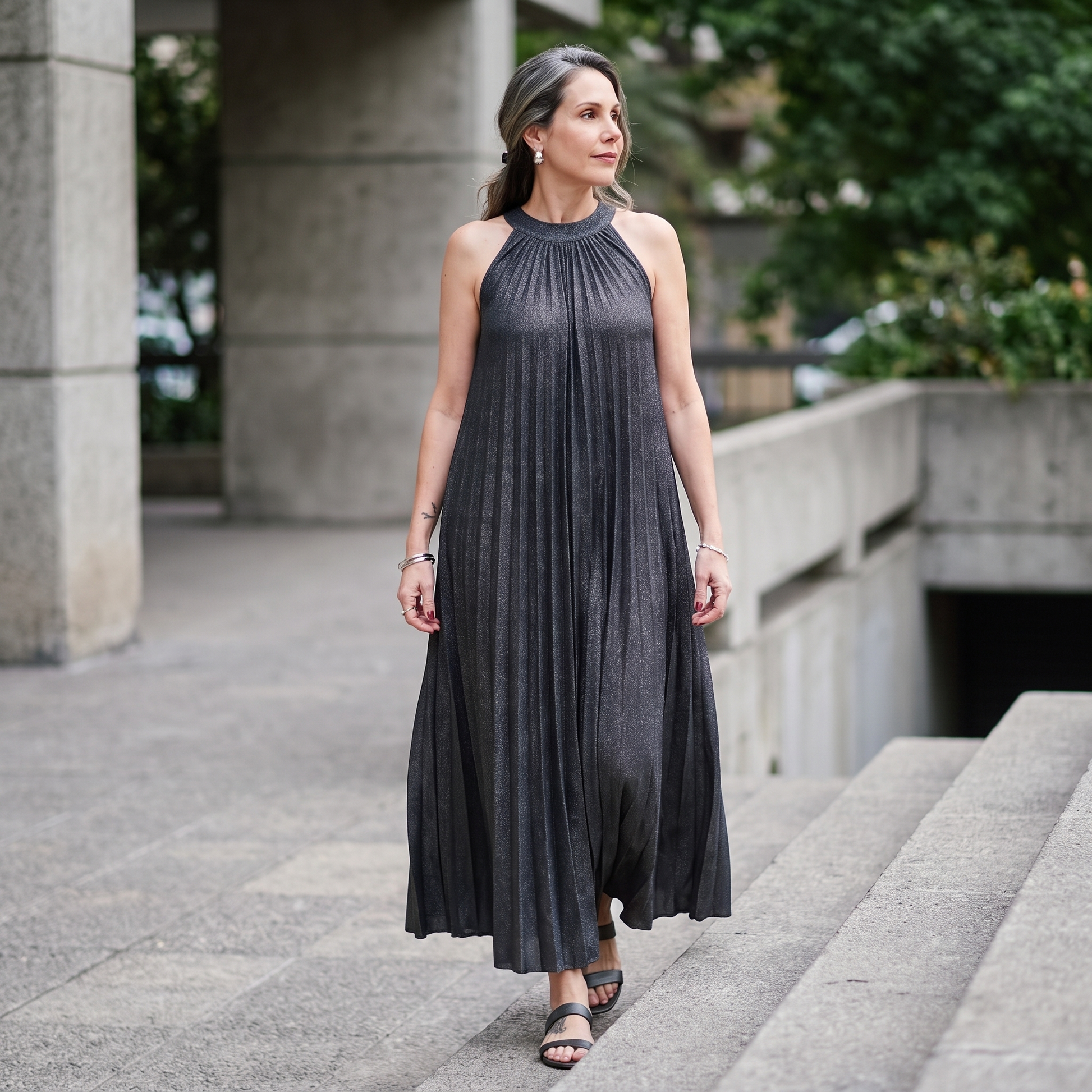 Vestido Largo Negro Sin Manga Plisado Cuello Redondo lifestyle