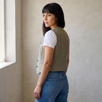 Gilette Gris Sin Mangas con Bolsillos Falsos lifestyle