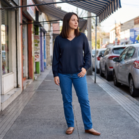 Blusa Azul Manga Larga con Botón en Espalda lifestyle