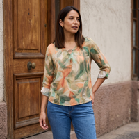 Blusa Manga Larga Escote V Estampada Terracota lifestyle