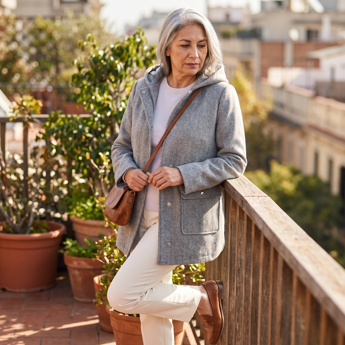 Abrigo Con Gorro Forrado En Piel Gris lifestyle