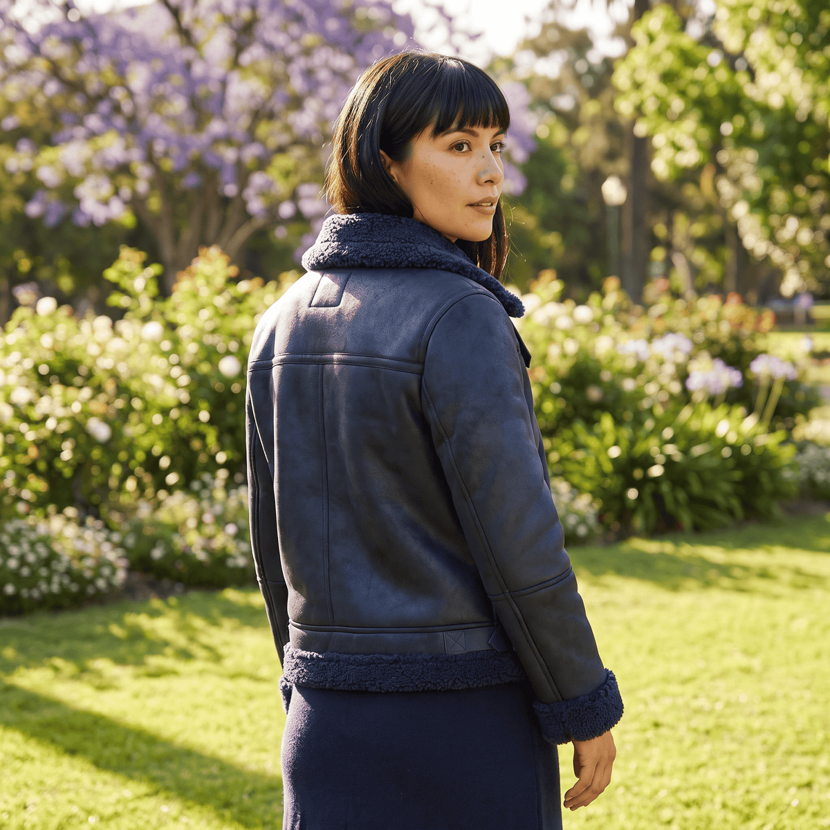 Chaqueta Aviadora Azul con Forro Sherpa y Detalle de Hebilla lifestyle