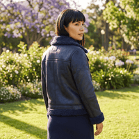 Chaqueta Aviadora Azul con Forro Sherpa y Detalle de Hebilla lifestyle