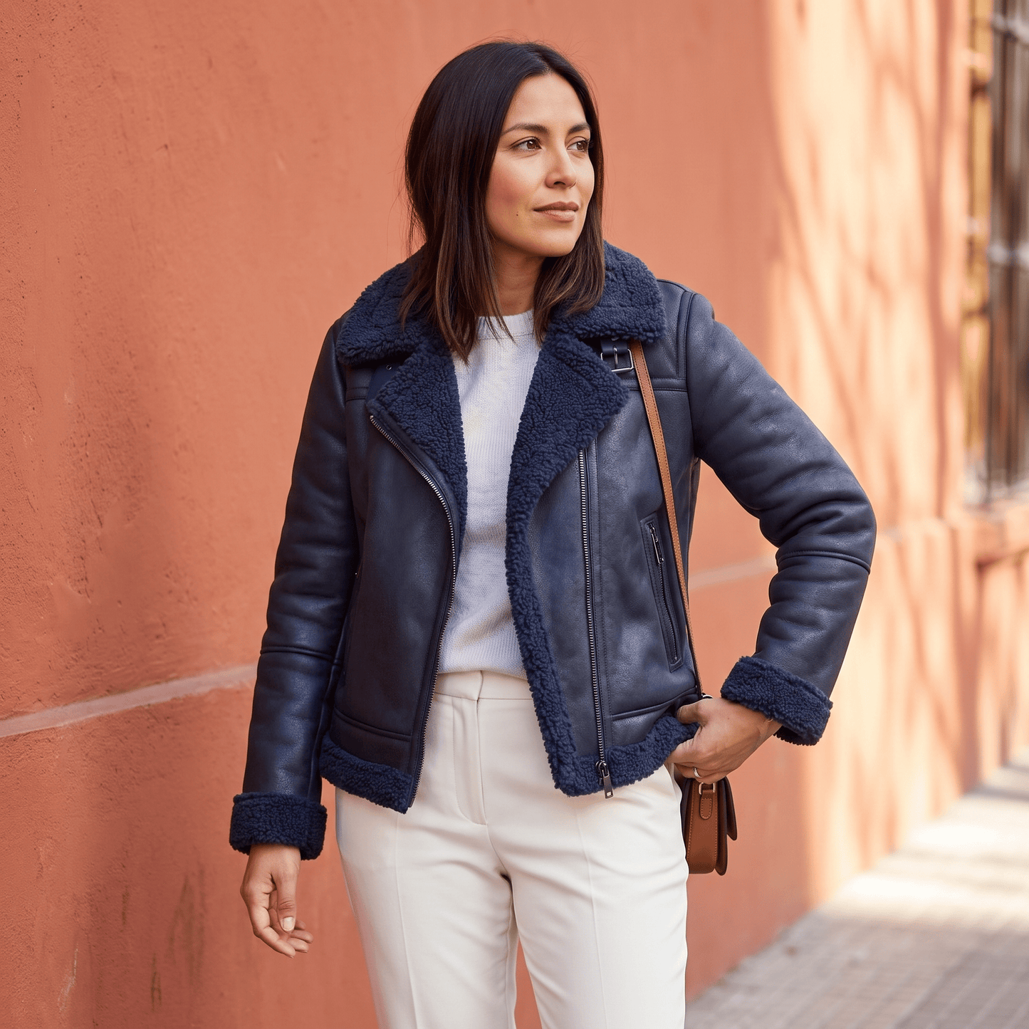 Chaqueta Aviadora Azul con Forro Sherpa y Detalle de Hebilla lifestyle
