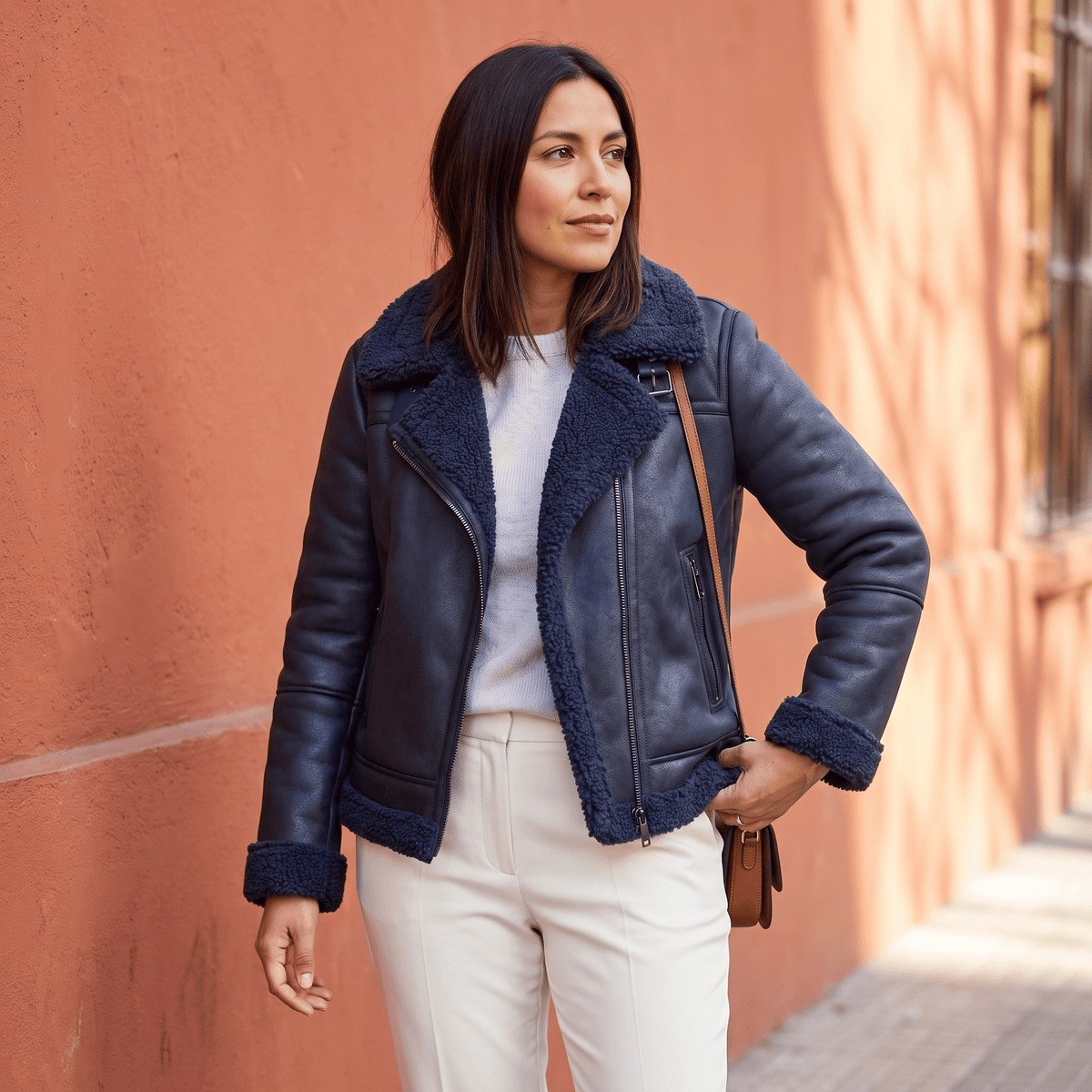 Chaqueta Aviadora Azul con Forro Sherpa y Detalle de Hebilla lifestyle