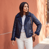 Chaqueta Aviadora Azul con Forro Sherpa y Detalle de Hebilla lifestyle